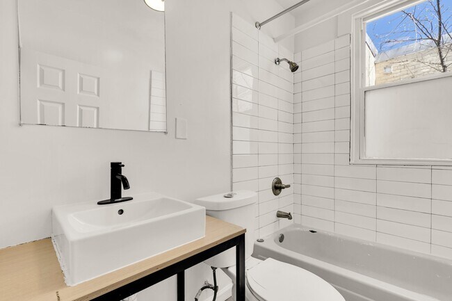 Building Photo - 810 Otis Pl NW