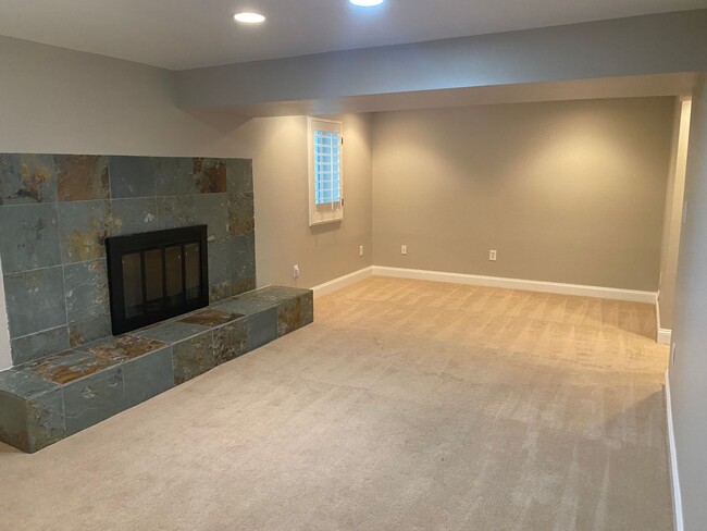 Building Photo - Updated 4 Bed 3.5 Bath Craftsman Style Hom...