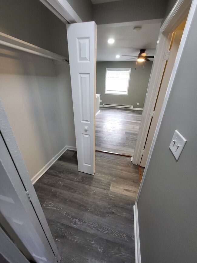 Building Photo - 915 Jack St