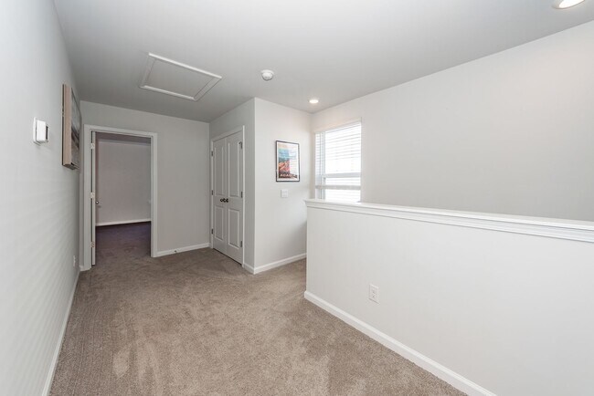 Building Photo - 3 Bedroom, 2.5 Bathroom Townhome in Caroli...