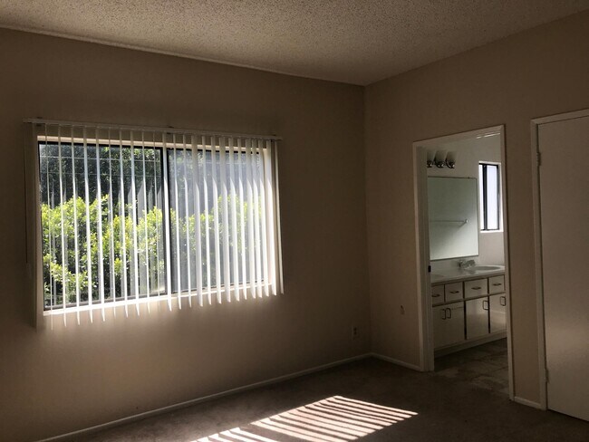 Building Photo - 14400 Dickens St