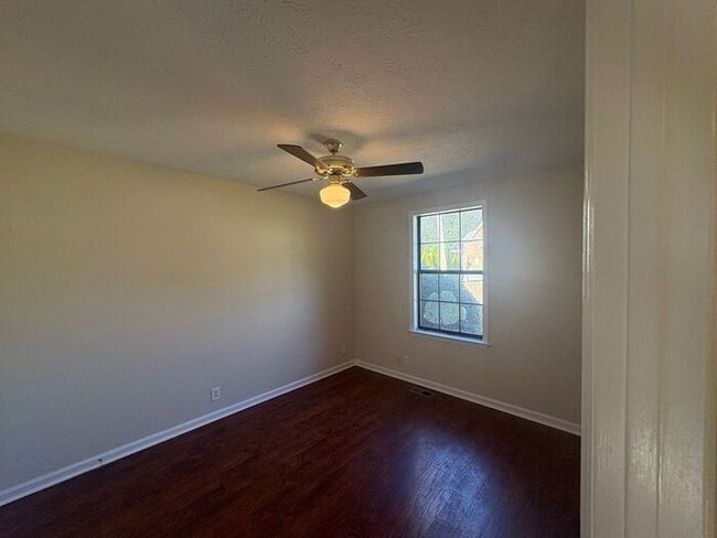 Building Photo - 3 Bed/2 Bath with Deck/Yard in quite neigh...