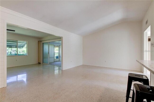 Building Photo - 1126 Woodcrest Ave