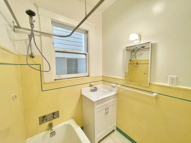 Building Photo - 2BR/1BA Meticulous Full Floor Flat! Laundr...