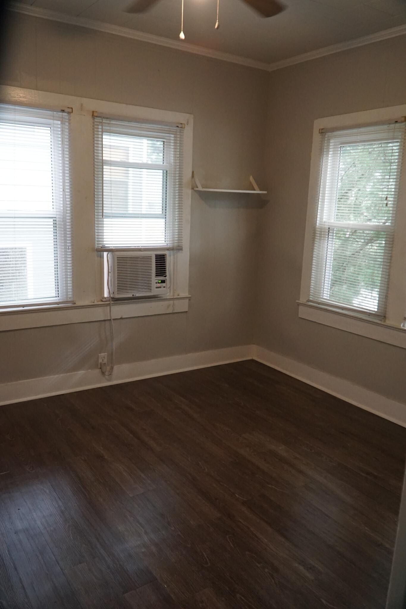 Building Photo - 411 W Taft St