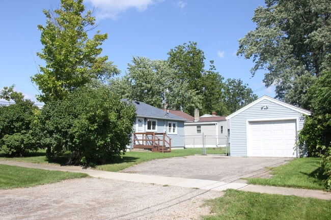 Building Photo - Available Now! 2 Bedroom 1 Bath home in Bu...