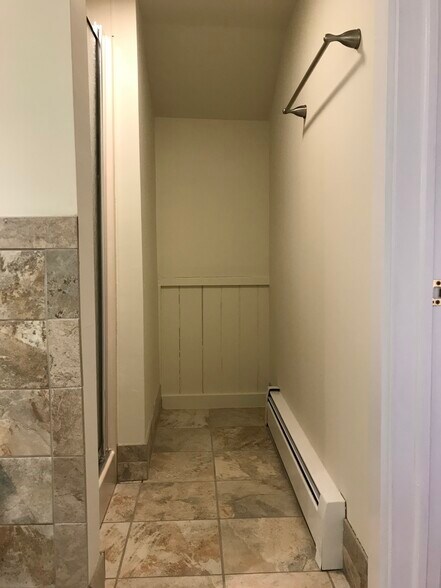 bathroom - 49 School St