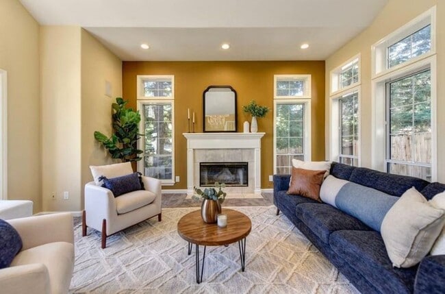 Building Photo - Luxury 4BR Home with Pool & Outdoor Kitche...