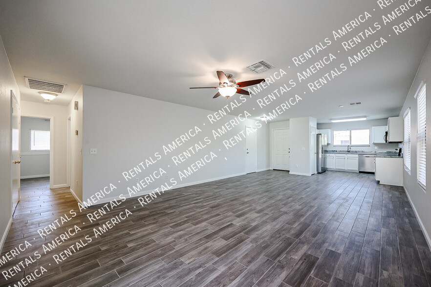 Building Photo - 2305 E Spruce Dr