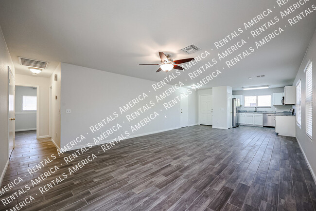 Building Photo - 2305 E Spruce Dr