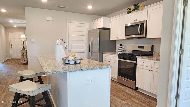 Building Photo - "Charming 3-Bedroom Home with 2 Full Baths...
