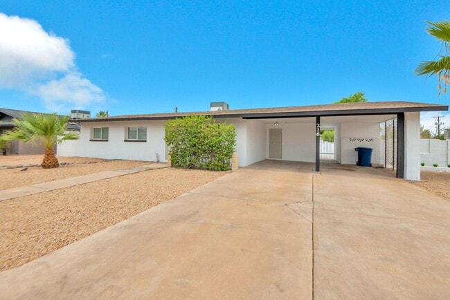 Building Photo - Great 6 Bedroom home near ASU with large BASEMENT