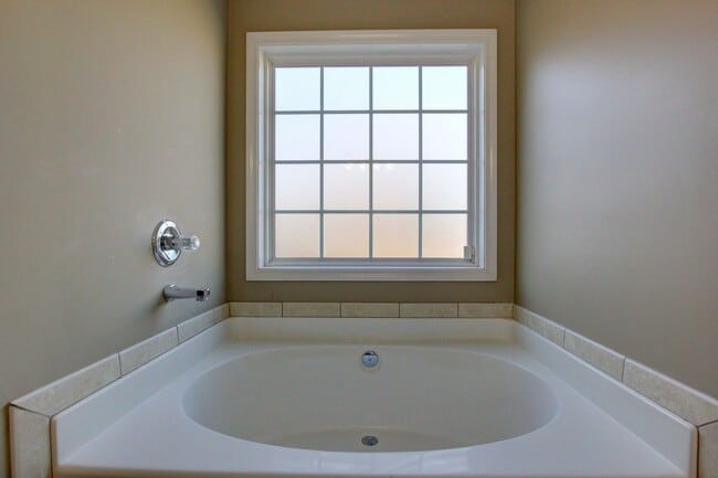 Building Photo - 3 bed 2 bath Fenced yard.  Heart of St. B.  Hurry.