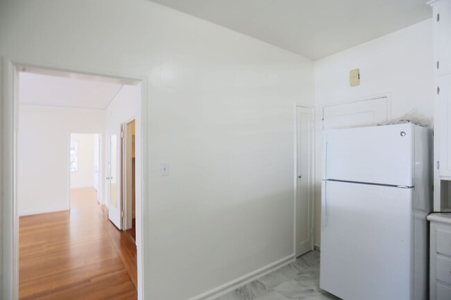 Building Photo - Attractive 1BR/1BA in Oakland's Grand Lake...