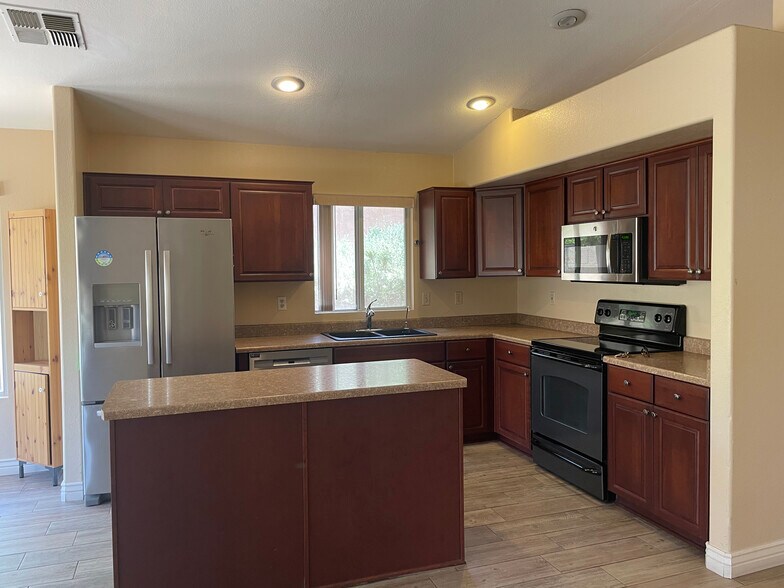 Kitchen - 1220 W Butler Dr
