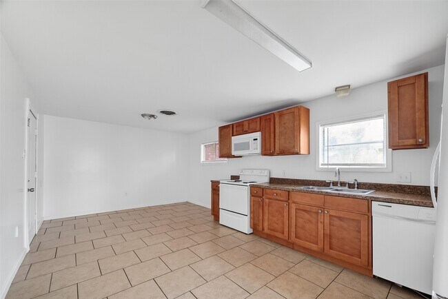 Building Photo - 521 Alford St