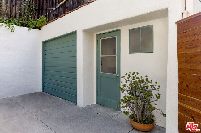 Building Photo - 2166 Beachwood Terrace