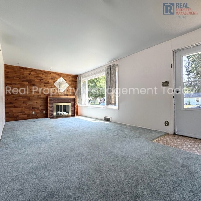 Building Photo - Charming 3 Bedroom Rambler!