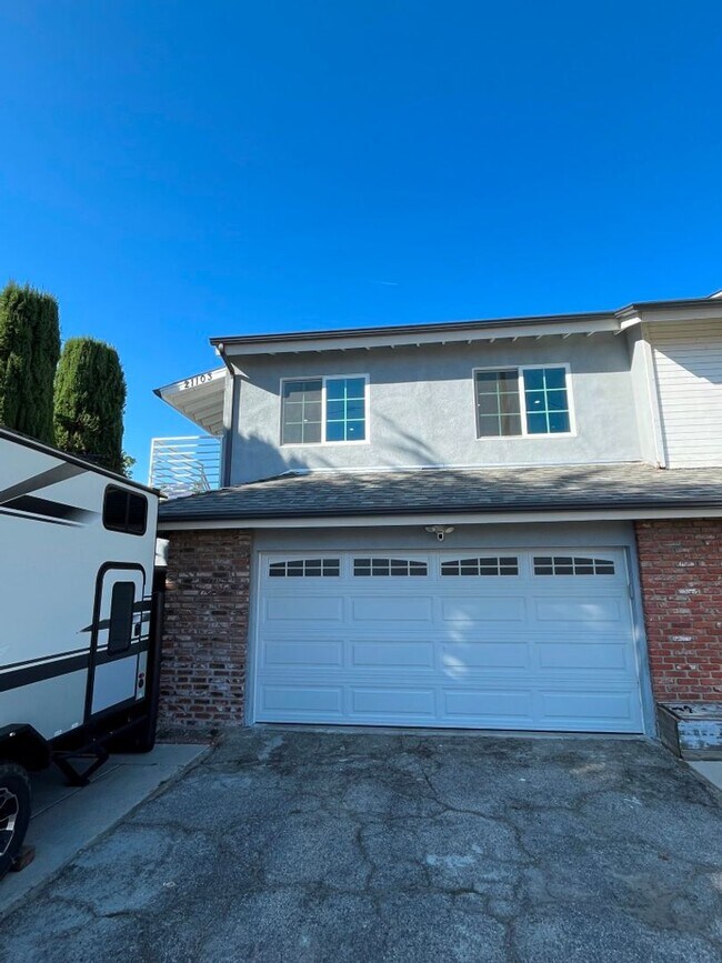 Building Photo - AVAILABLE NOW! 1+1 w/all appliances + private laundry! (21103 Mayall)