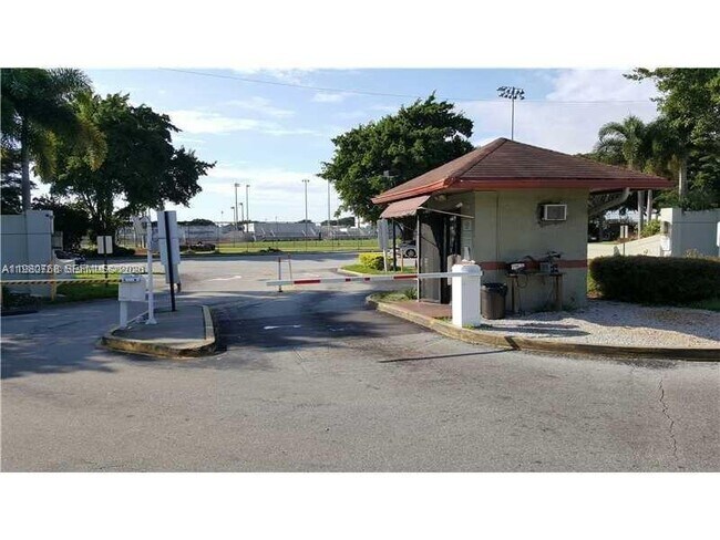 Building Photo - 216 Lake Pointe Dr