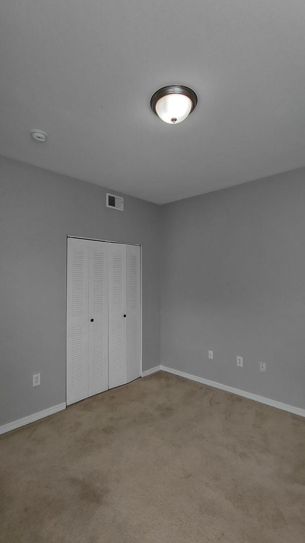 Building Photo - Spacious 3 bedroom, 2 bath Condo located i...