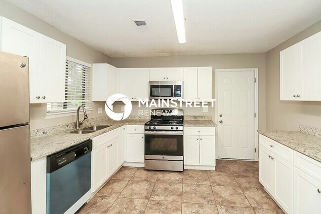 Building Photo - 3 Bedroom Pet-Friendly Home in Riverdale, GA with Main Street Renewal