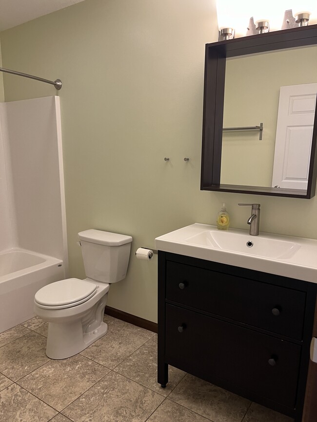 Spacious bathrooms - 143 S Main St