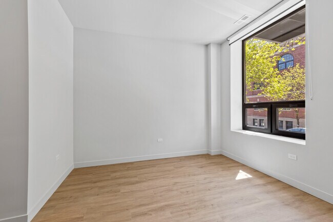 Building Photo - 1550 W Monroe St