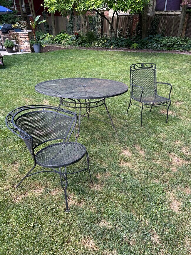 Nice metal furniture - Table & 6 chairs - 206 E Marion St
