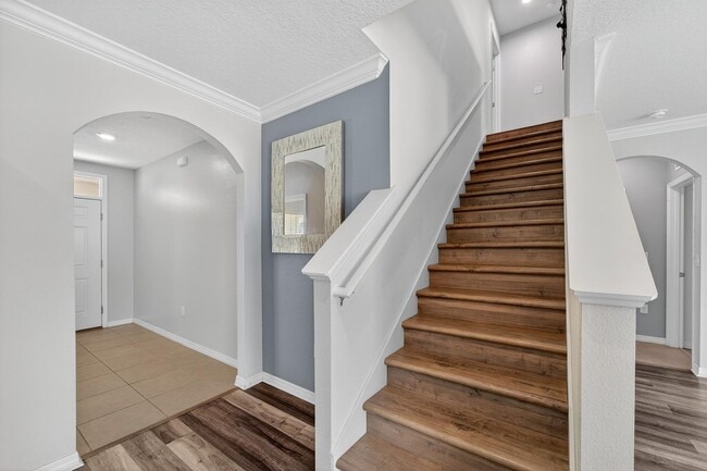 Building Photo - Stunning 5 bed/ 2 bath