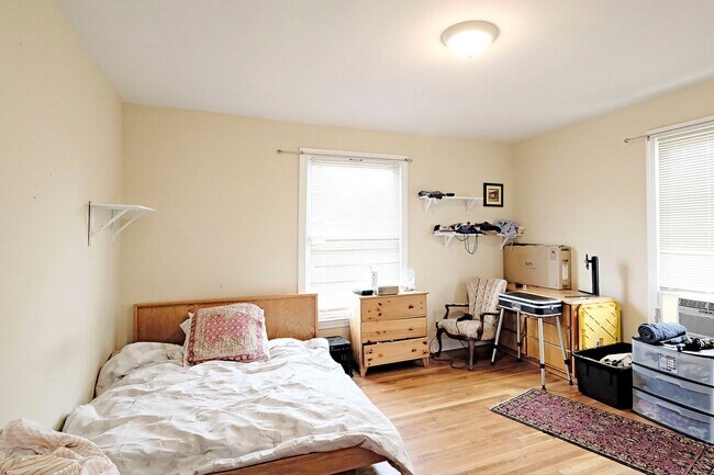 Building Photo - Pet-Friendly Woolen Mills Home Near Local Favorites