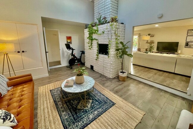 Building Photo - Custom Home in Country Club Estates!