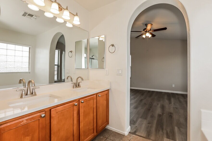 Building Photo - 9913 E Emelita Ave