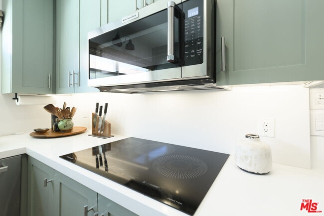 Building Photo - 148 S Orange Dr