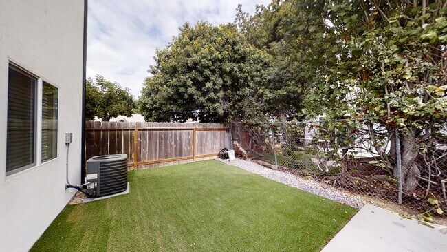 Building Photo - 5BD/2BA, Easy Walk to Campus!! (Lease out,...