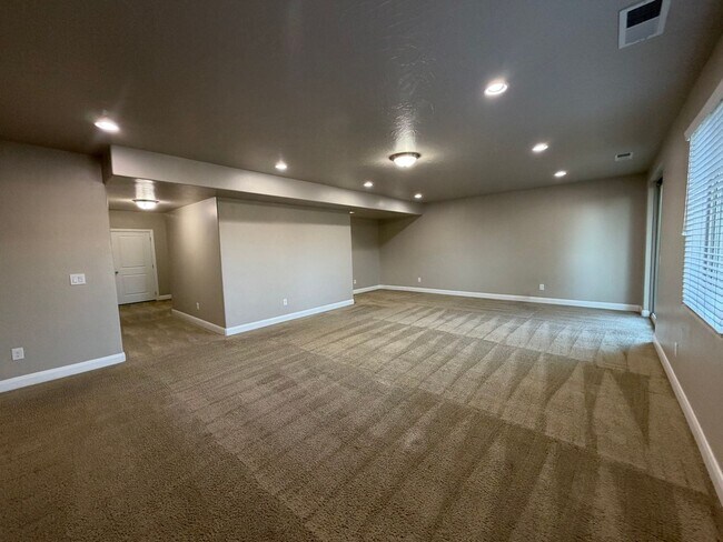 Building Photo - 469 E Barcelona Dr