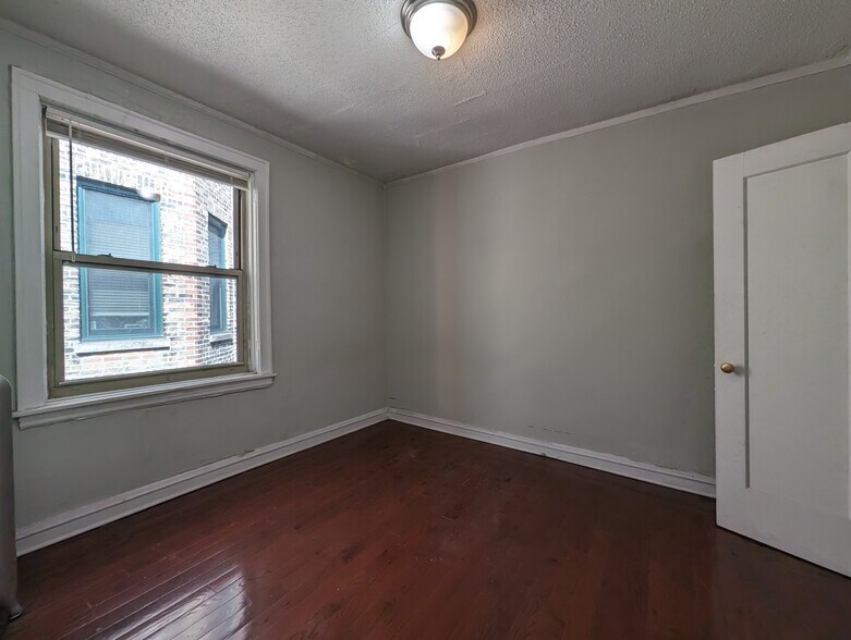 Building Photo - 546 W Surf St