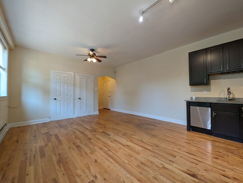 Building Photo - 4737 N Hermitage Ave