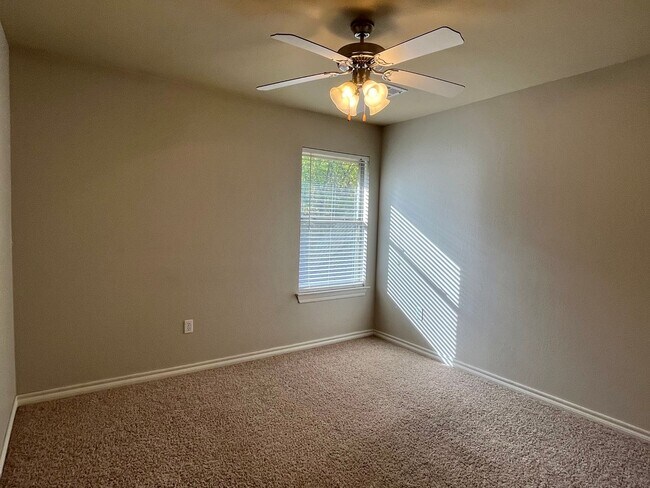 Building Photo - Wonderful 4 bed, 2 bath 3 car in Falcon Ri...