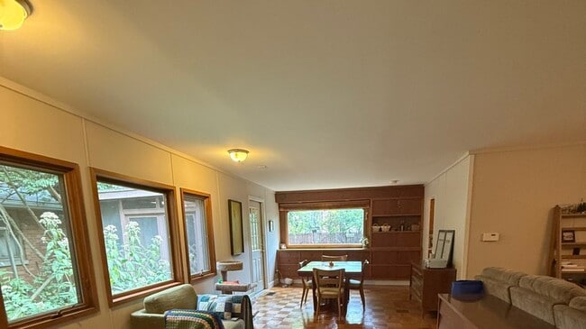 Building Photo - 707 W Iowa St