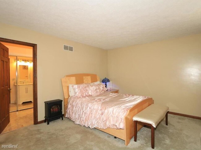 Building Photo - 3 br, 2.5 bath Condo - 2677  Montana Avenue