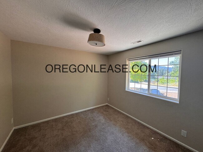 Building Photo - 3 bedroom 2 bath Cottage grove townhome