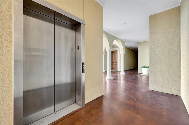 Building Photo - 7134 Mapleridge St