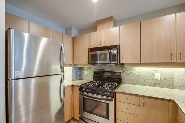 Building Photo - Modern 2 bed / 2 bath Condo in Little Ital...
