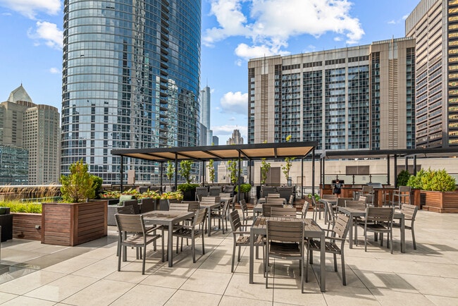 Building Photo - 512 N McClurg Ct