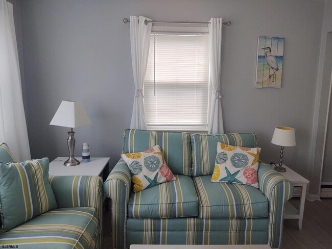 Building Photo - 701 E Beach Ave