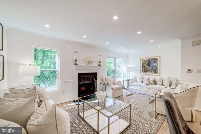 Building Photo - 8 Carriage House Cir