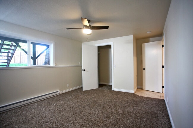 spacious bedroom - 417 E Foster Ave