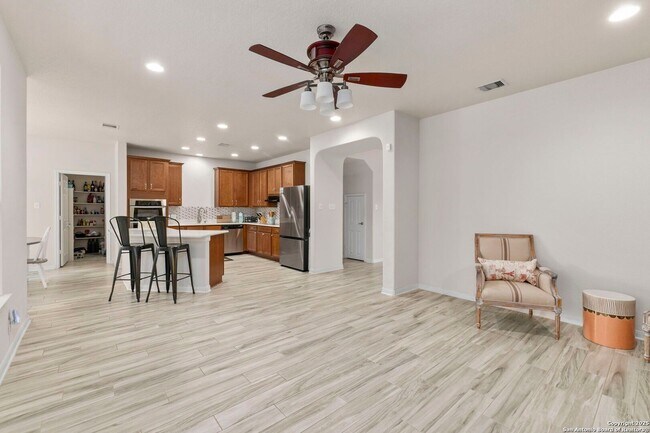 Building Photo - Charming Home Awaits: Spacious & Modern Li...