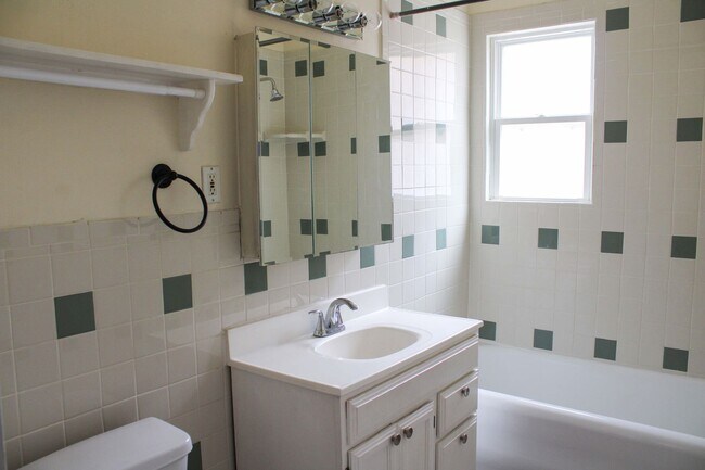 Building Photo - 2 BEDROOM - MONTE VISTA